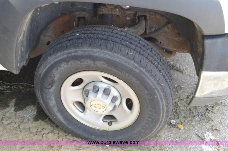 image for item G3628 2002 Chevrolet Silverado 2500HD pickup truck