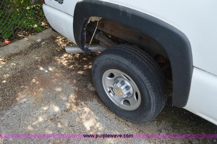 image for item G3628 2002 Chevrolet Silverado 2500HD pickup truck