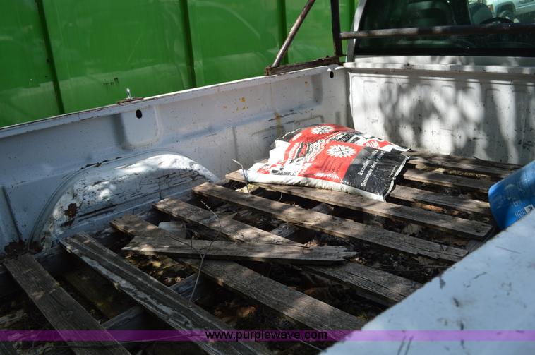 image for item G3628 2002 Chevrolet Silverado 2500HD pickup truck