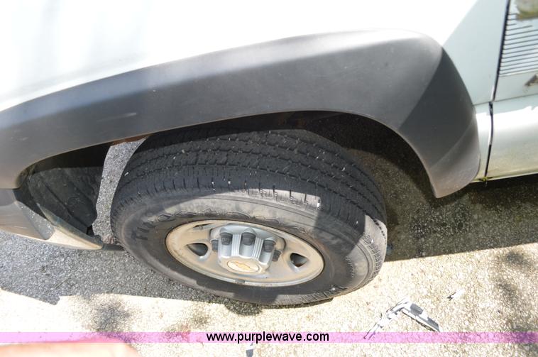 image for item G3628 2002 Chevrolet Silverado 2500HD pickup truck