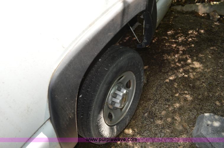 image for item G3628 2002 Chevrolet Silverado 2500HD pickup truck