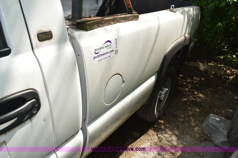 image for item G3628 2002 Chevrolet Silverado 2500HD pickup truck