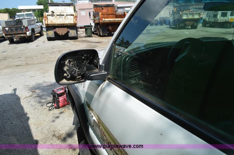 image for item G3628 2002 Chevrolet Silverado 2500HD pickup truck