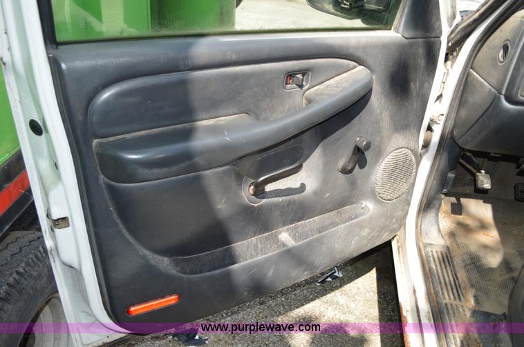 image for item G3628 2002 Chevrolet Silverado 2500HD pickup truck