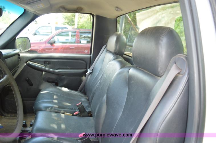 image for item G3628 2002 Chevrolet Silverado 2500HD pickup truck