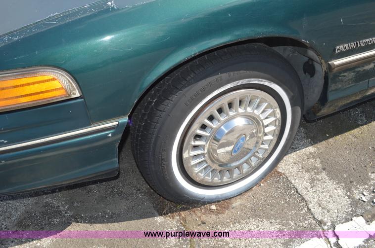 image for item G3630 1993 Ford Crown Victoria LX