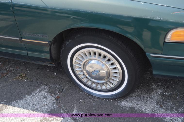 image for item G3630 1993 Ford Crown Victoria LX