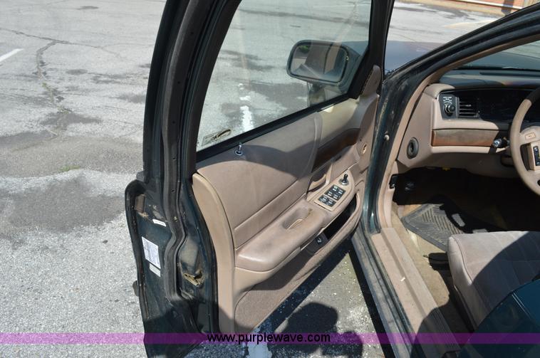 image for item G3630 1993 Ford Crown Victoria LX