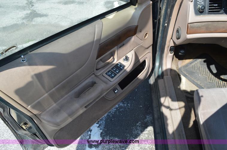 image for item G3630 1993 Ford Crown Victoria LX