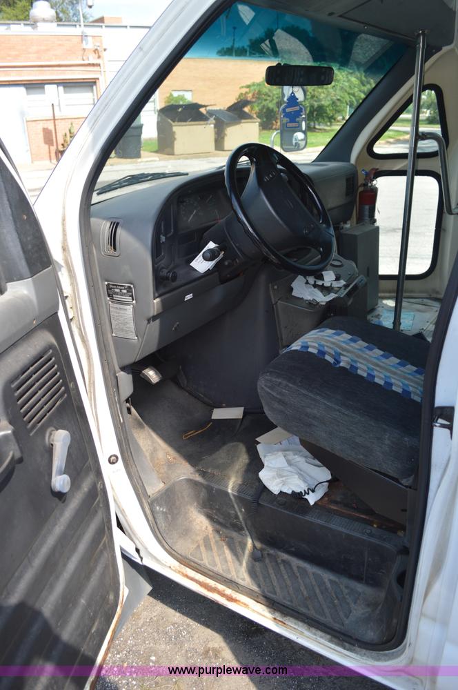 image for item G3633 1994 Ford Econoline E350 bus