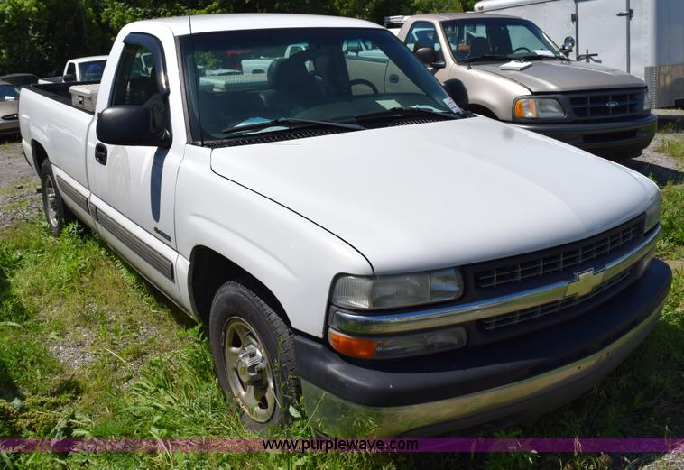 image for item H5036 2001 Chevrolet 1500 pickup truck