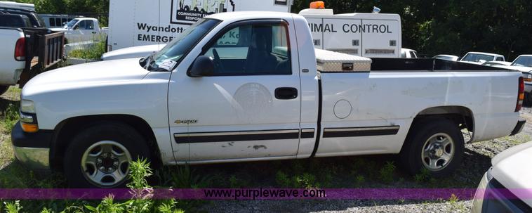 image for item H5036 2001 Chevrolet 1500 pickup truck