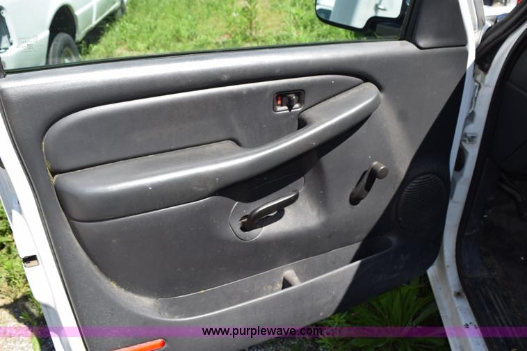 image for item H5036 2001 Chevrolet 1500 pickup truck