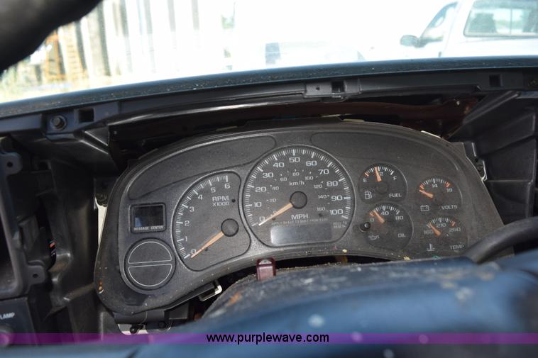 image for item H5036 2001 Chevrolet 1500 pickup truck