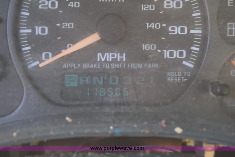 image for item H5036 2001 Chevrolet 1500 pickup truck