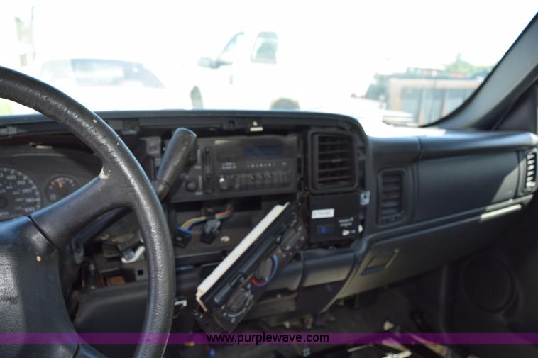 image for item H5036 2001 Chevrolet 1500 pickup truck