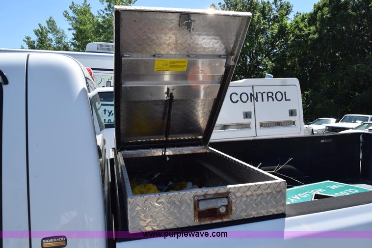 image for item H5036 2001 Chevrolet 1500 pickup truck