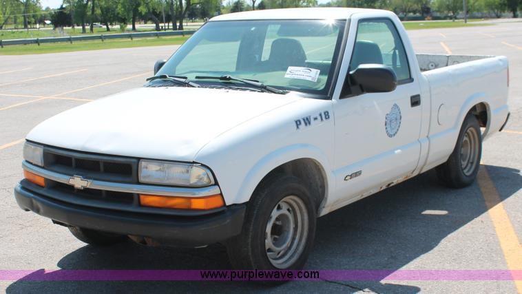 image for item H5834 1998 Chevrolet S10 pickup truck