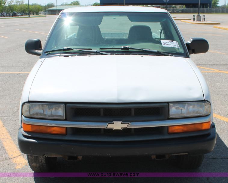 image for item H5834 1998 Chevrolet S10 pickup truck