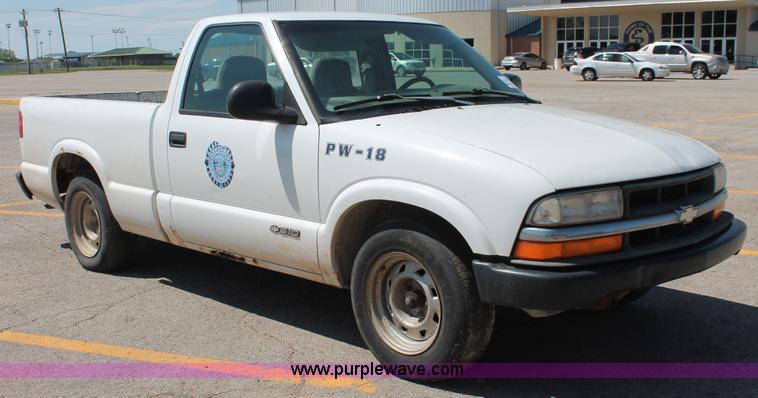 image for item H5834 1998 Chevrolet S10 pickup truck