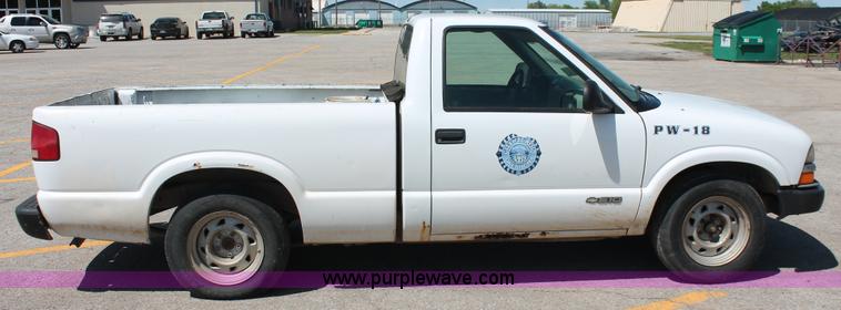 image for item H5834 1998 Chevrolet S10 pickup truck