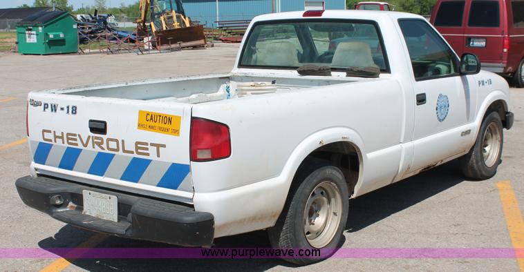 image for item H5834 1998 Chevrolet S10 pickup truck