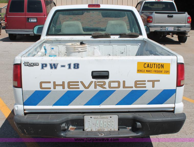 image for item H5834 1998 Chevrolet S10 pickup truck