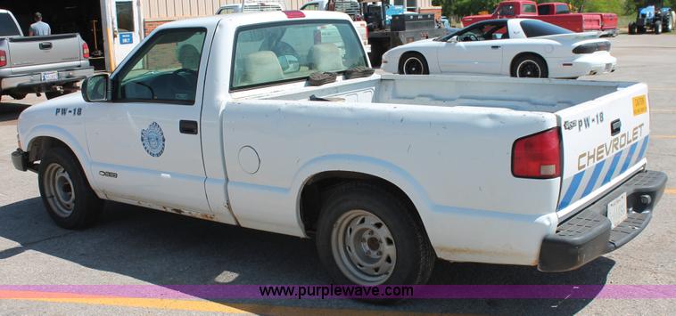 image for item H5834 1998 Chevrolet S10 pickup truck