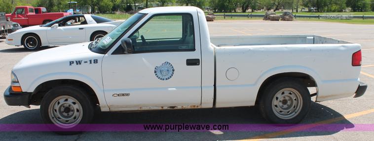 image for item H5834 1998 Chevrolet S10 pickup truck