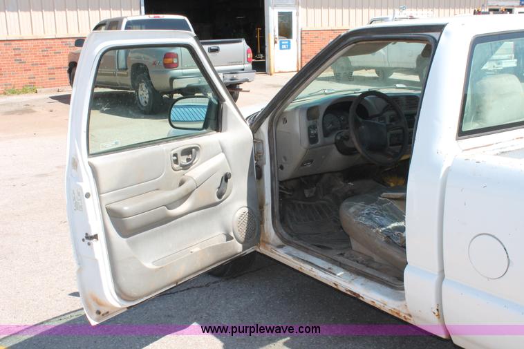 image for item H5834 1998 Chevrolet S10 pickup truck