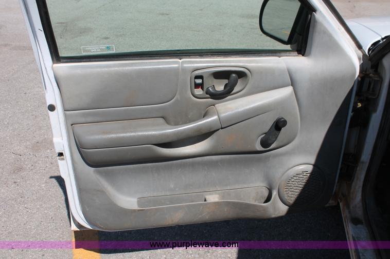 image for item H5834 1998 Chevrolet S10 pickup truck