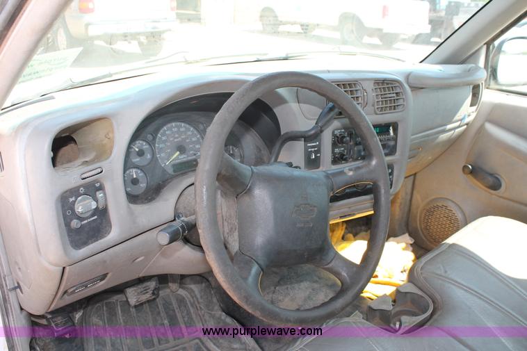 image for item H5834 1998 Chevrolet S10 pickup truck