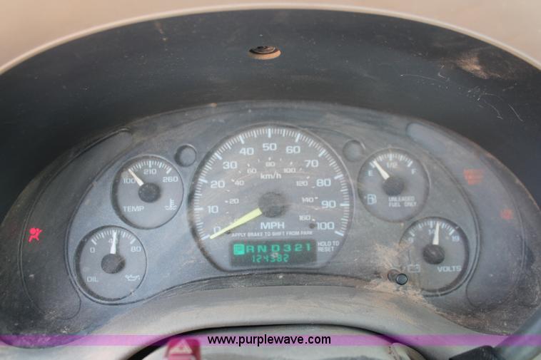 image for item H5834 1998 Chevrolet S10 pickup truck