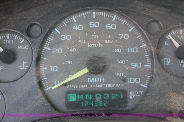 image for item H5834 1998 Chevrolet S10 pickup truck