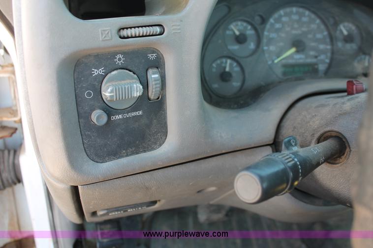 image for item H5834 1998 Chevrolet S10 pickup truck