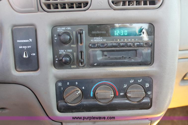 image for item H5834 1998 Chevrolet S10 pickup truck