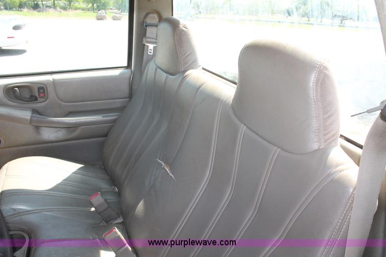 image for item H5834 1998 Chevrolet S10 pickup truck