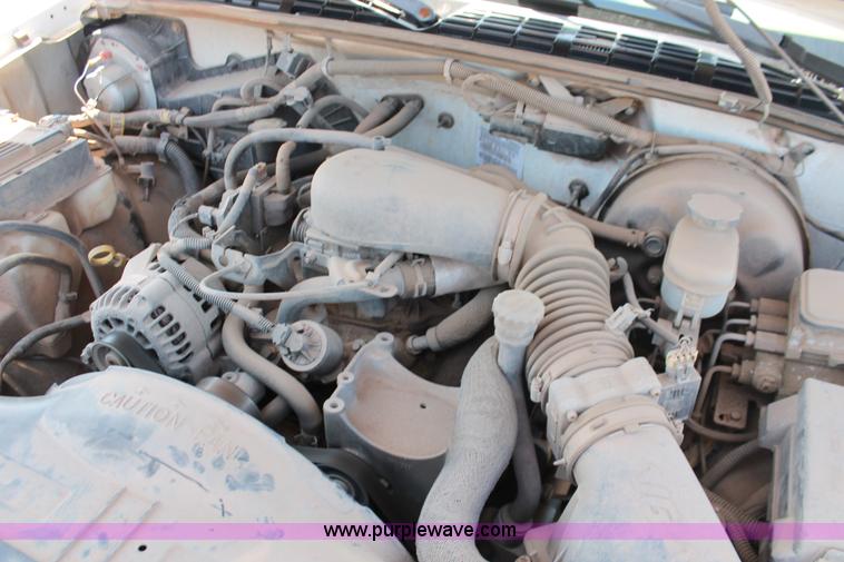 image for item H5834 1998 Chevrolet S10 pickup truck