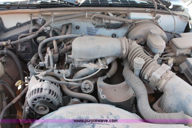 image for item H5834 1998 Chevrolet S10 pickup truck