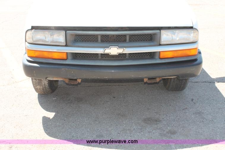 image for item H5834 1998 Chevrolet S10 pickup truck