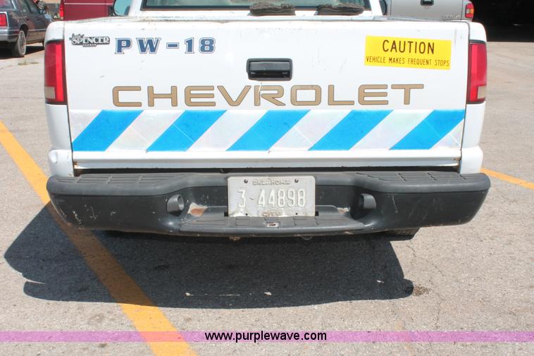 image for item H5834 1998 Chevrolet S10 pickup truck