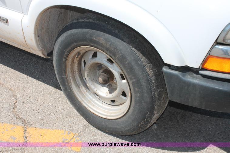image for item H5834 1998 Chevrolet S10 pickup truck