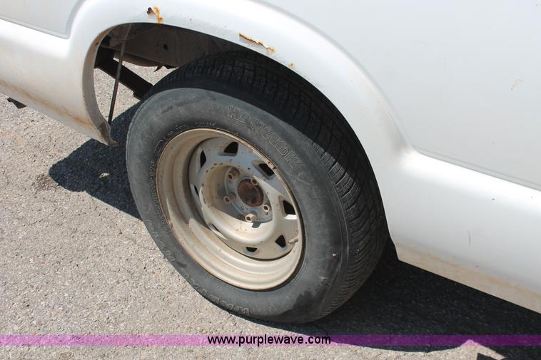 image for item H5834 1998 Chevrolet S10 pickup truck