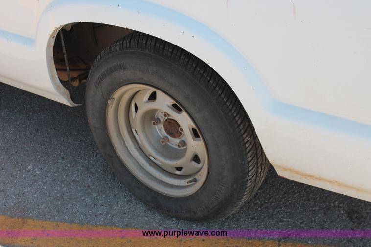 image for item H5834 1998 Chevrolet S10 pickup truck