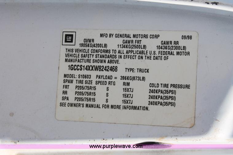 image for item H5834 1998 Chevrolet S10 pickup truck