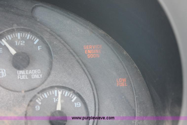 image for item H5834 1998 Chevrolet S10 pickup truck