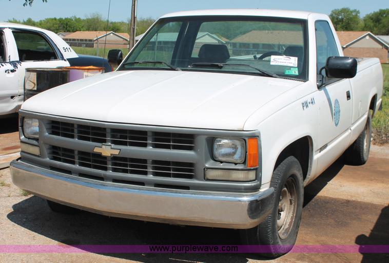 image for item H5835 1994 Chevrolet 1500 pickup truck