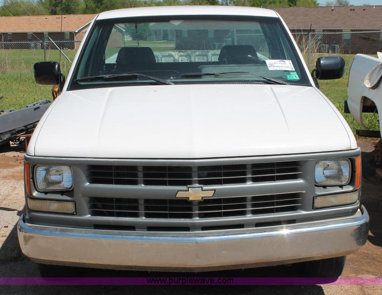 image for item H5835 1994 Chevrolet 1500 pickup truck