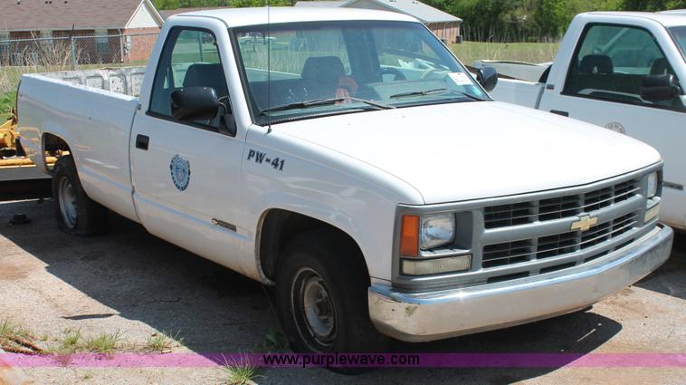 image for item H5835 1994 Chevrolet 1500 pickup truck