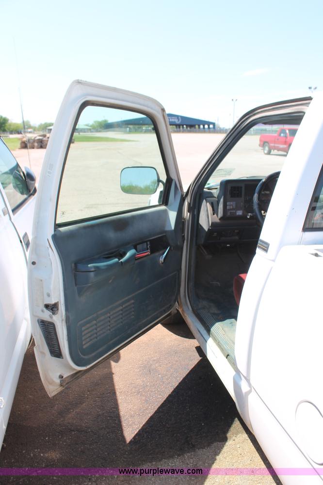 image for item H5835 1994 Chevrolet 1500 pickup truck